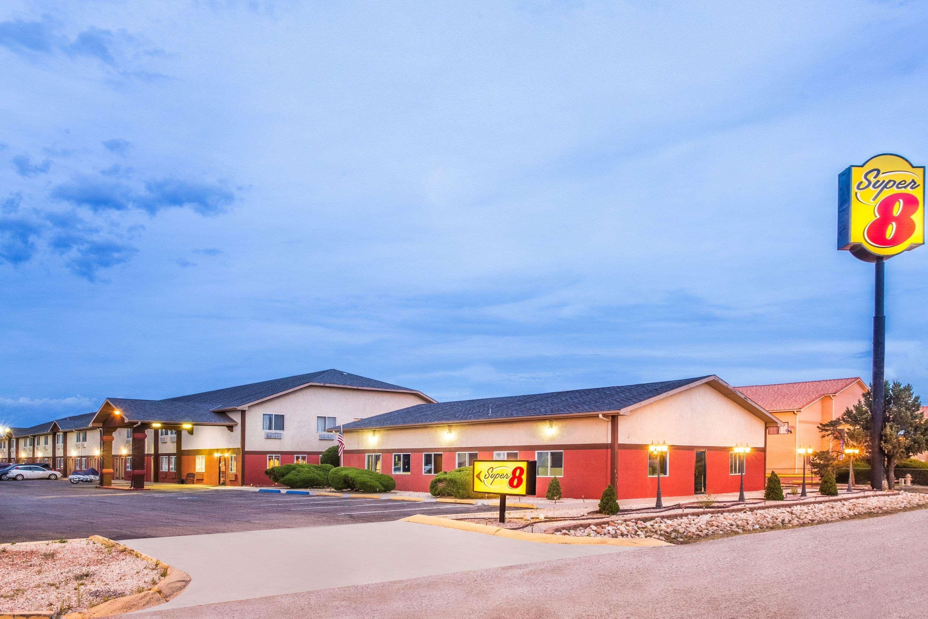 Super 8 By Wyndham Grants Hotel Екстериор снимка