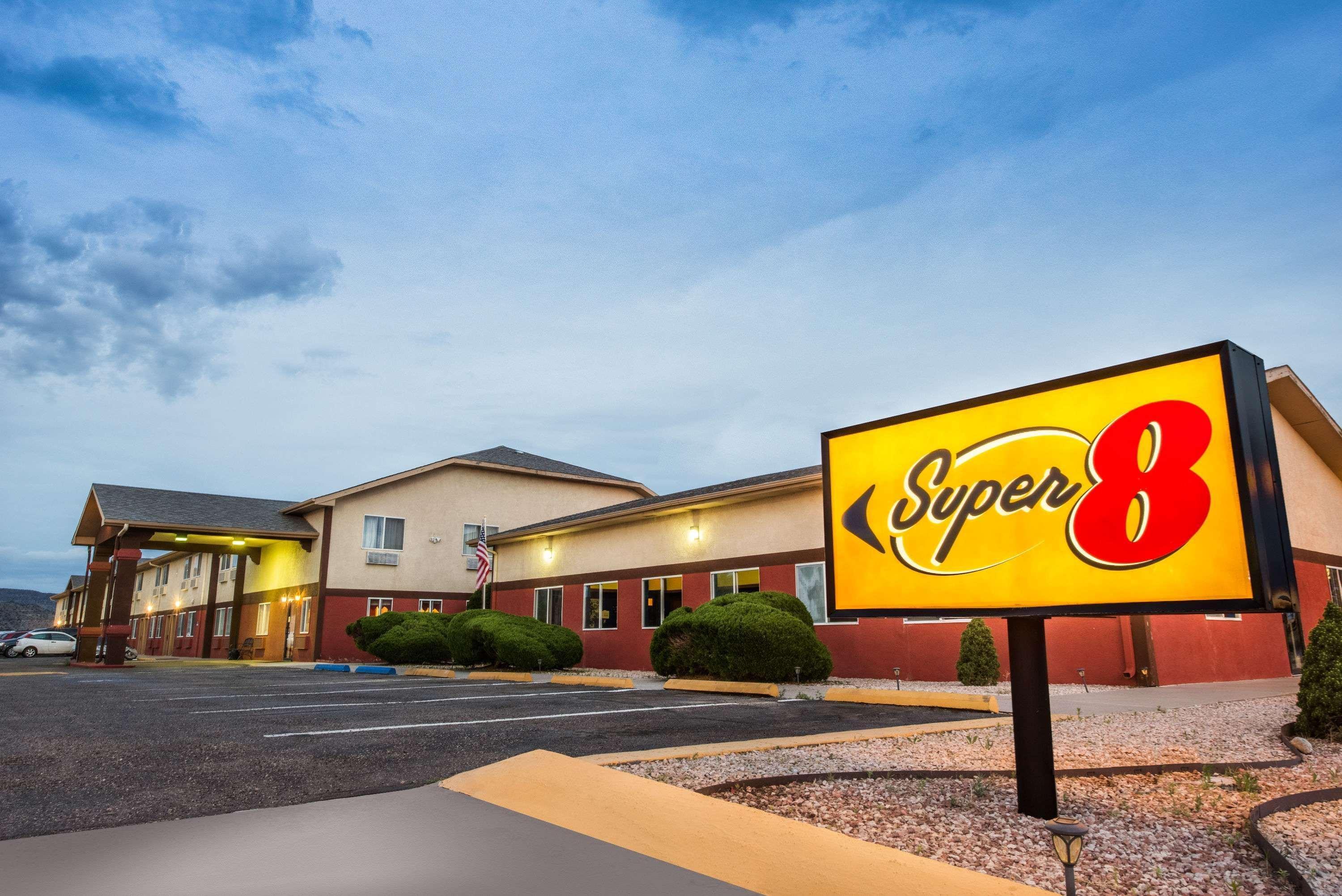 Super 8 By Wyndham Grants Hotel Екстериор снимка