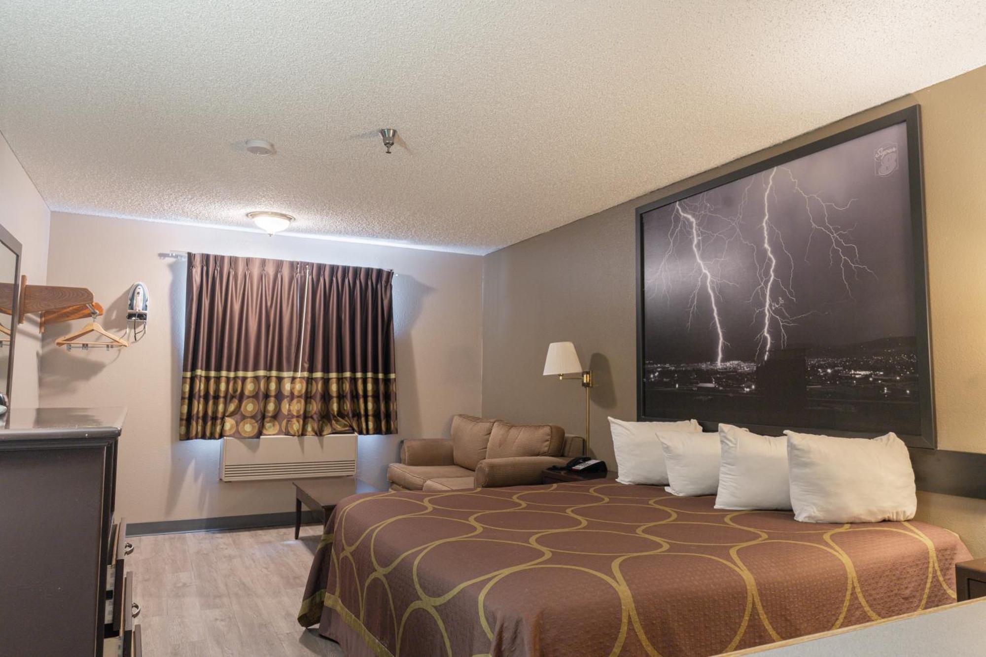Super 8 By Wyndham Grants Hotel Екстериор снимка